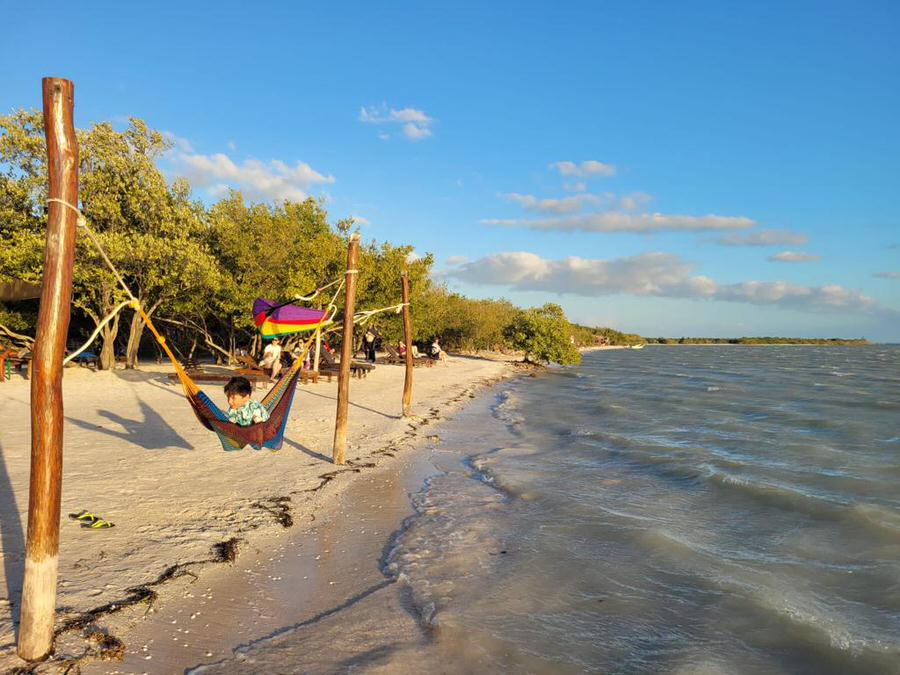 Yucatán mit Kindern: Nach der anstrengenden Anreise empfehlen wir erstmal ausgiebig am Strand zu chillen. (Foto: Antonio Rios Romero)