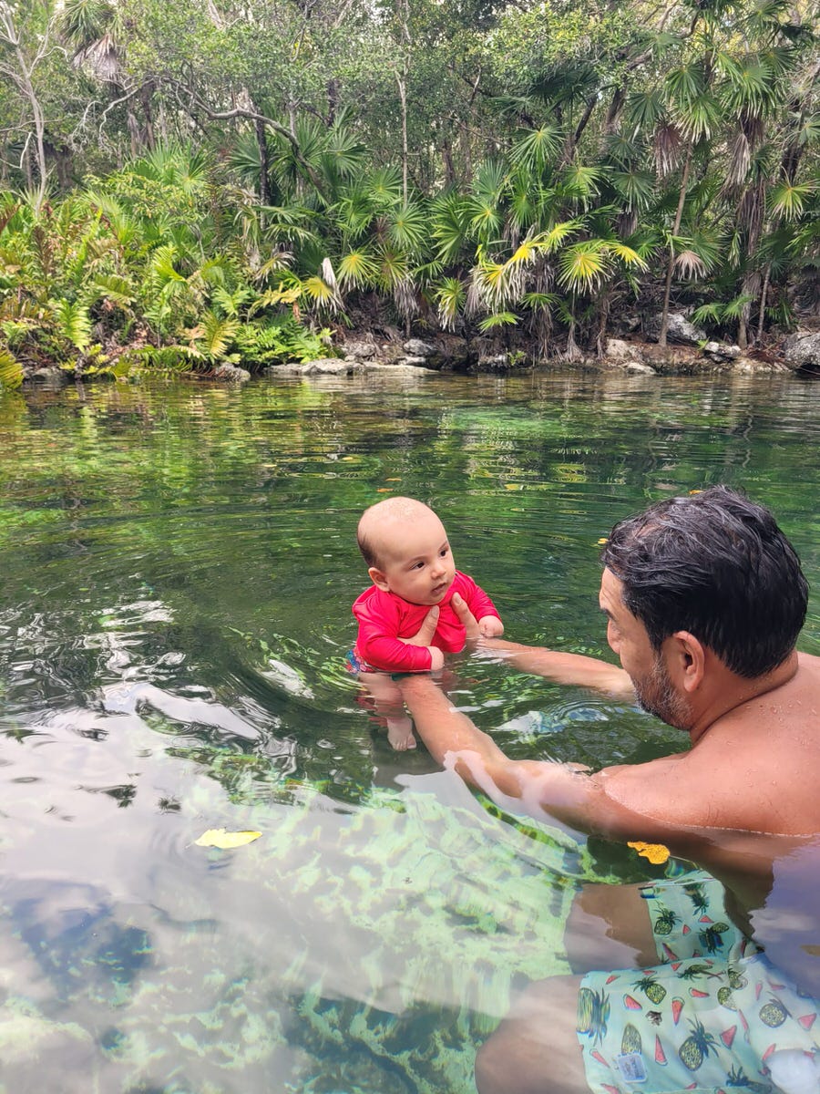 Yucatán mit Kindern: Die Open-Air-Cenote vom Caleta Tankah ist ein tropisches Highlight auch schon für die Allerkleinsten. (Foto: Verena Bujak)