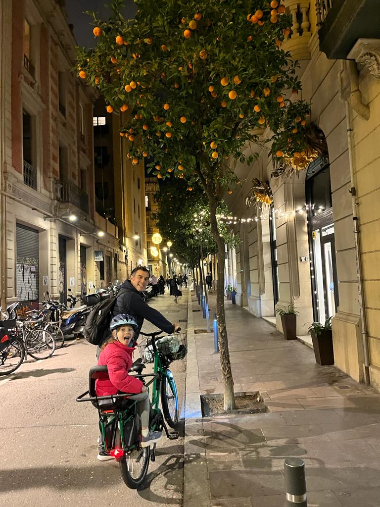 In Barcelona unterwegs mit dem Rad - Verenas Tochter mit dem Papa (Foto: Verena Huber-Marti)