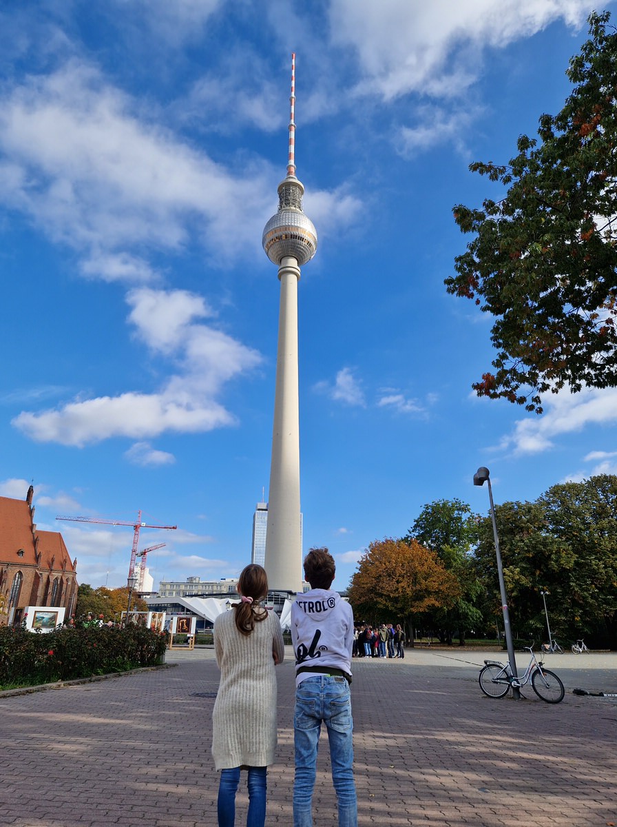 Berlin mit Kindern: In unserer Haupstadt ist alles riesig - der Fernsehturm, die Baustellen, die Gehsteige, einfach alles (Foto: Daniela Pelzer)