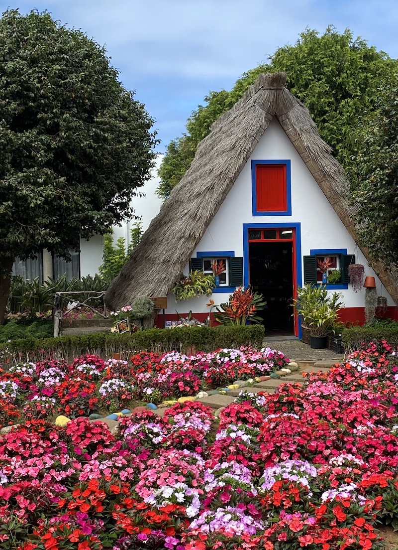 So hübsch ist es auf Madeira: Hier ein traditionelles Bauernhaus in Santana (Foto: The Hideaway Madeira)