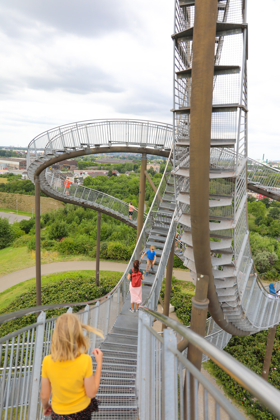 Wer ist schwindelfrei? Wir kraxeln uns fröhlich durch das Stahlgebilde Eine Achterbahn aus Stufen: Das ist der Tiger & Turtle Magic Mountain in Duisburg (Foto: Antonia von Little Travel Society)