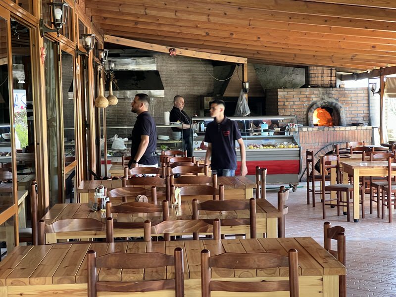 Perfekt für einen Familientrip ins Restaurant: Taverna Papi bei Vlora (Bild: Sonja Alefi)