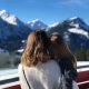 Katharina und ihre Tochter genießen den Blick in die allgäuer Bergwelt