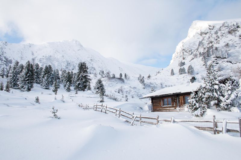So idyllisch liegt die schöne Hütte im Winter. Falkensee, Kärnten, Kinder, Winter, Skifahren