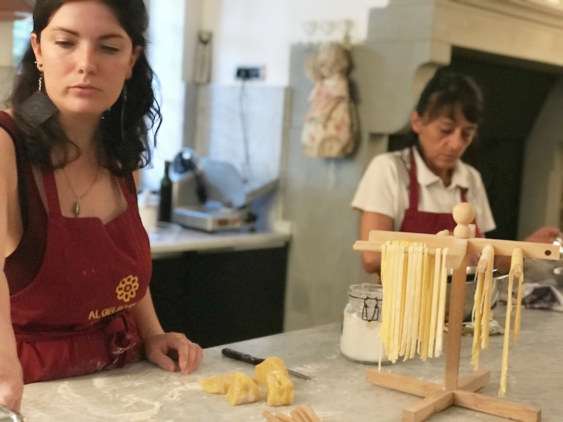 Toskana mit Kindern: Pasta selbst machen im Kochkurs von al Gelso Bianco. Super fun!
