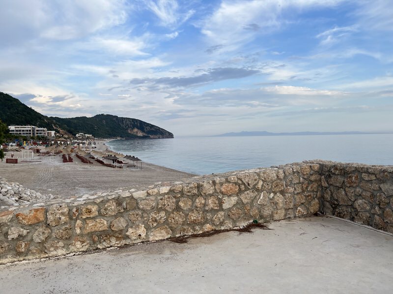 Familienbadeurlaub in Albanien mit Kindern: Blick auf die Bucht von Dhermi (Bild: Sonja Alefi)