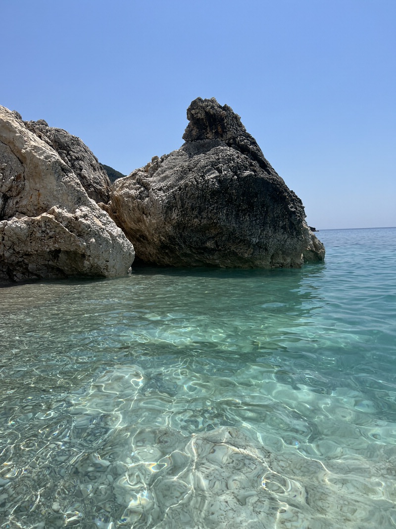 Wenn Ihr um diesen Felsen rumschwimmt oder mit einem Tretboot rumfahrt, landet Ihr an einer hübschen Bucht (Bild: Sonja Alefi)