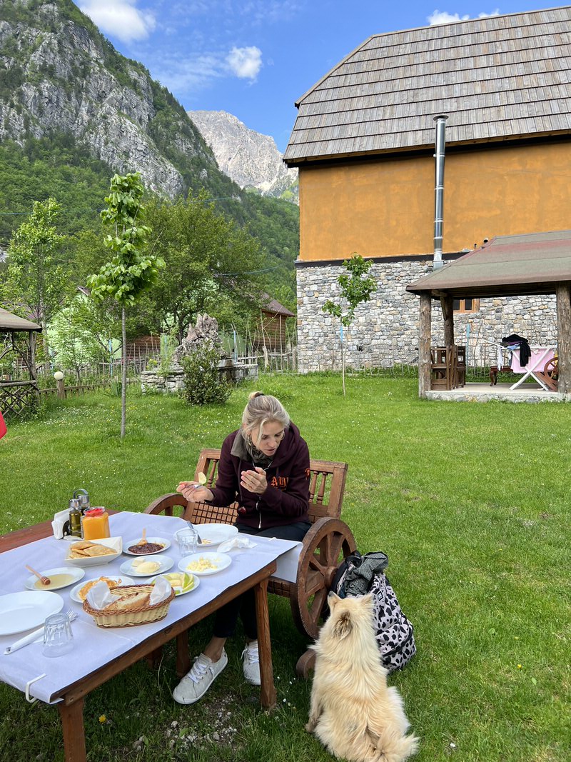 Frühstück mit Hund und der Bergkulisse im Rücken (Bild: Sonja Alefi)