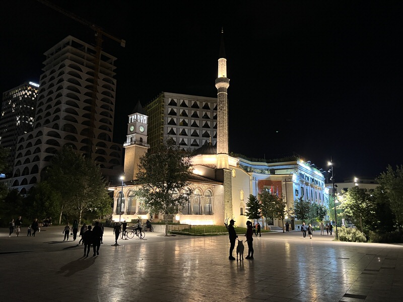 Die Moschee am Skanderbergplatz bei Nacht. Lustig: Der Hund im Vordergrund stimmte irgendwann mal beim Muezzin mit ein und heulte mit... (Bild: Sonja Alefi)