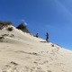 Die Töchter von Sonja spielen in den Dünen des Martinhal Strandes verstecken