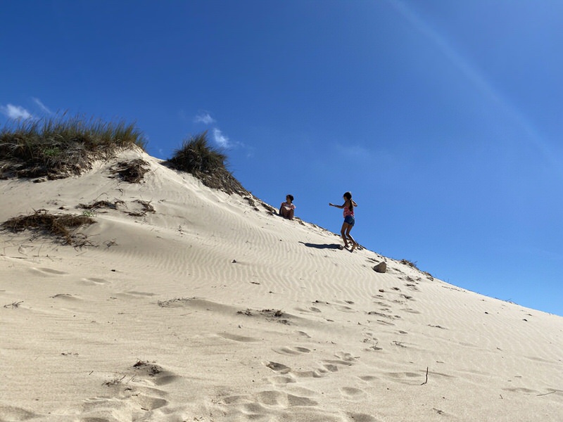 Super Familienhotel an der Algarve: Die Töchter von Sonja spielen in den Dünen des Martinhal Strandes verstecken