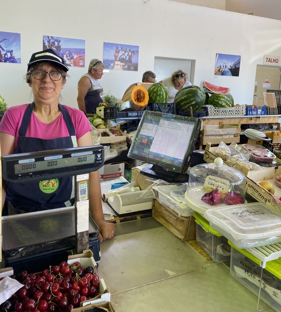 Maria de Deus in der kleinen Markthalle von Sagres: Leckeres Obst und Gemüse, inklusive ein lustiger Plausch im perfekten Englisch