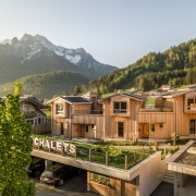 Eingebett zwischen den Bergen liegen die stylischen Alpegg Chalets