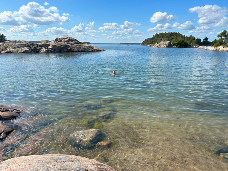 Das Wasser rund um die Schäreninsel Grinda - die Ihr prima von Stockholm aus erreichen könnt - ist glasklar. Foto: Antonia Birk