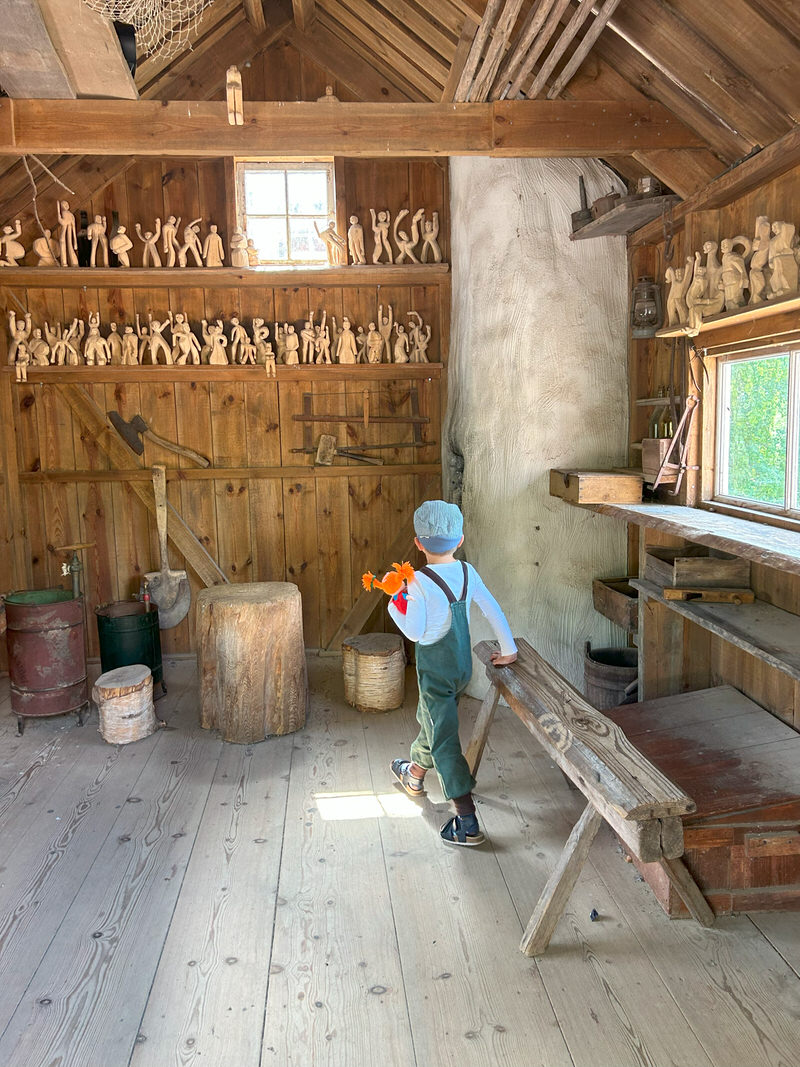 Schweden mit Kindern: Den berühmten Tischlerschuppen von Michel könnt Ihr auch von Innen anschauen. Foto: Antonia Birk