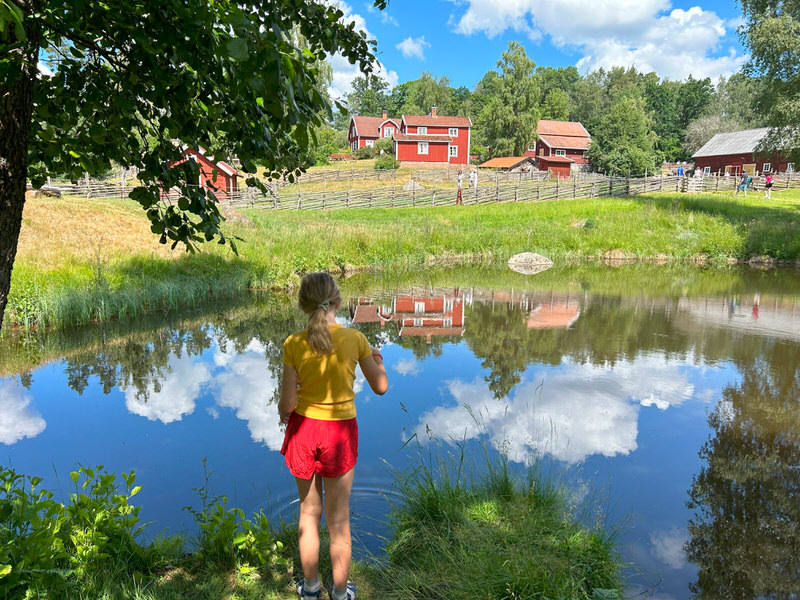 Rote Holzhäuschen, idyllische Seen, grüne Wiesen - Schweden mit Kindern ist noch schöner, als Ihr Euch es vorstellt. Foto: Antonia Birk