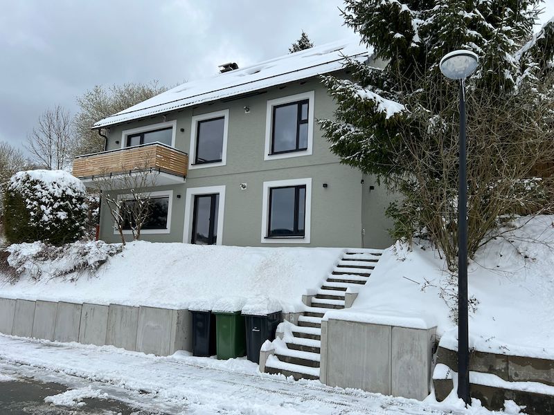 Das Ferienhaus Auszeit Tannengrün von außen im Winter (Foto: Auszeit Tannengrün)