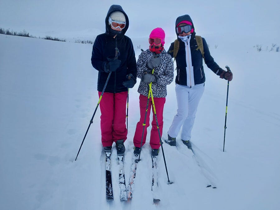 Die Autorin mit zwei ihrer Töchter beim Backcountry Skiing in Ostnorwegen