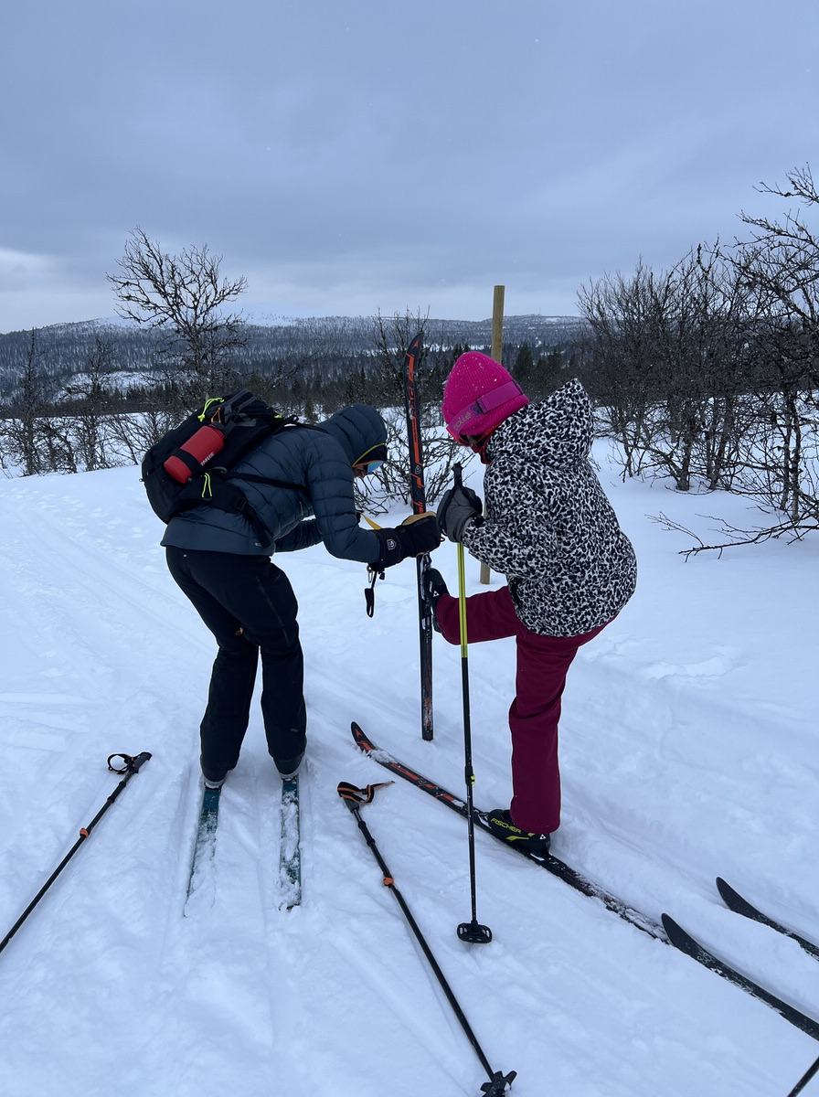Familienurlaub Norwegen im Winter: Bei der Jüngsten hat Benjamin das Fell unter den Skiern abgezogen bevor es bergab ging. Damit sie richtig sausen konnte!