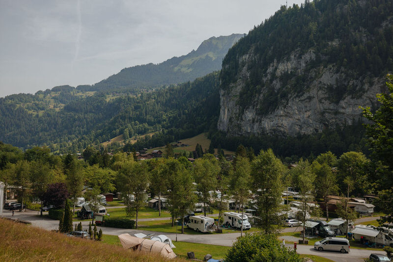 Camping mit Kindern: Umgeben von malerischen Berggipfeln und spektakulären Wasserfällen urlaubt Ihr auf dem Campingplatz Jungfrau 