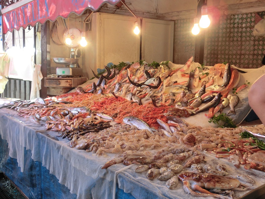 Da werden Eure Kinder Augen machen in Catania: Frischer Fisch und Meeresfrüchte so weit das Auge reicht (Foto: Lucia Vaccaro Notte)