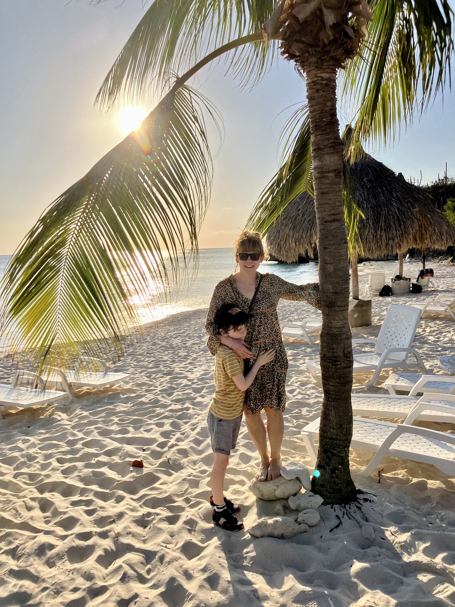 Curaçao mit Kindern: Ich kralle mich an der Palme fest und geh von diesem Paradies-Strand nicht mehr fort. (Foto: Chris Bujak)
