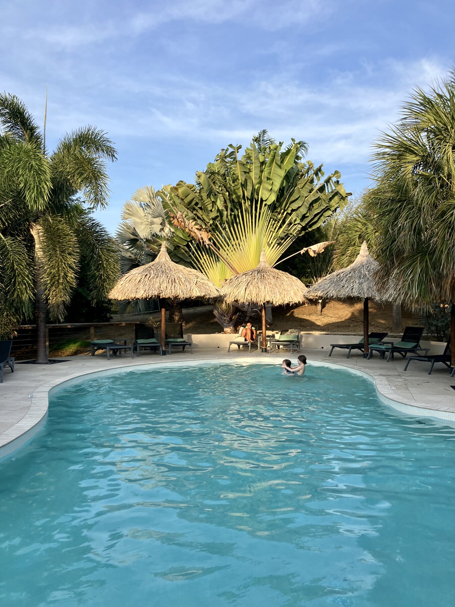 Abendstimmung am Pool im Morena Resort. (Foto: Vanessa Bujak)