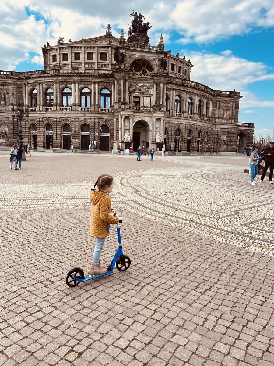 So ein Roller ist gold wert beim Stadtausflug mit Kindern nach Dresden (Bild: Nina Glonnegger)