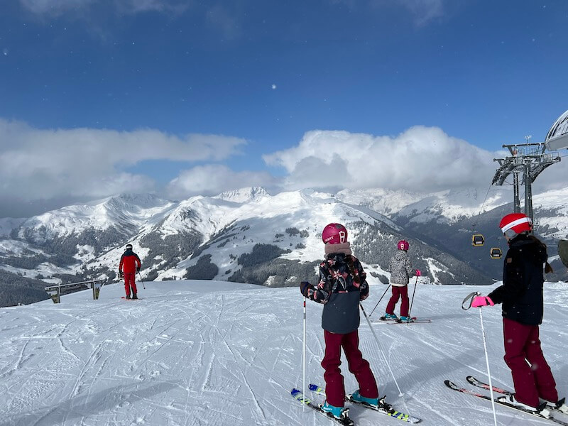 Was für unglaubliche Ausblicke beim Skifahren im Skicircus Saalbach-Hinterglemm Leogang Fieberbrunn (Foto: Sonja Alefi)