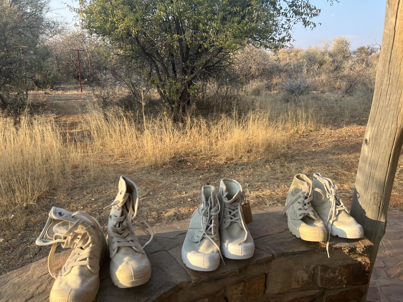 Namibia mit Kindern - Ausrüstung: Wer findet den Fehler? Ja, genau! Ganz rechts, das sind zwei linke Schuhe, noch dazu verschiedene Schuhe. Hab ich doch glatt zwei einzelne Schuhe daheim vergessen.... (Ahhhhh!)
