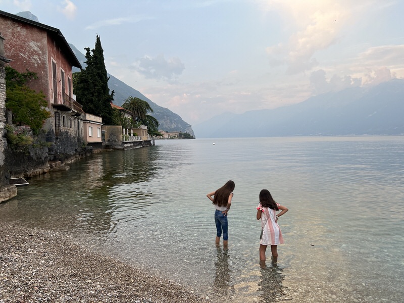 Vor der Osteria können die Kinder am Kiesstrand die Beine ins Wasser stecken (Bild: Sonja Alefi)