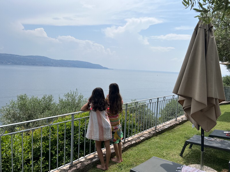 Der Blick vom San Giorgio Resort auf den See ist einmalig! (Bild: Sonja Alefi)