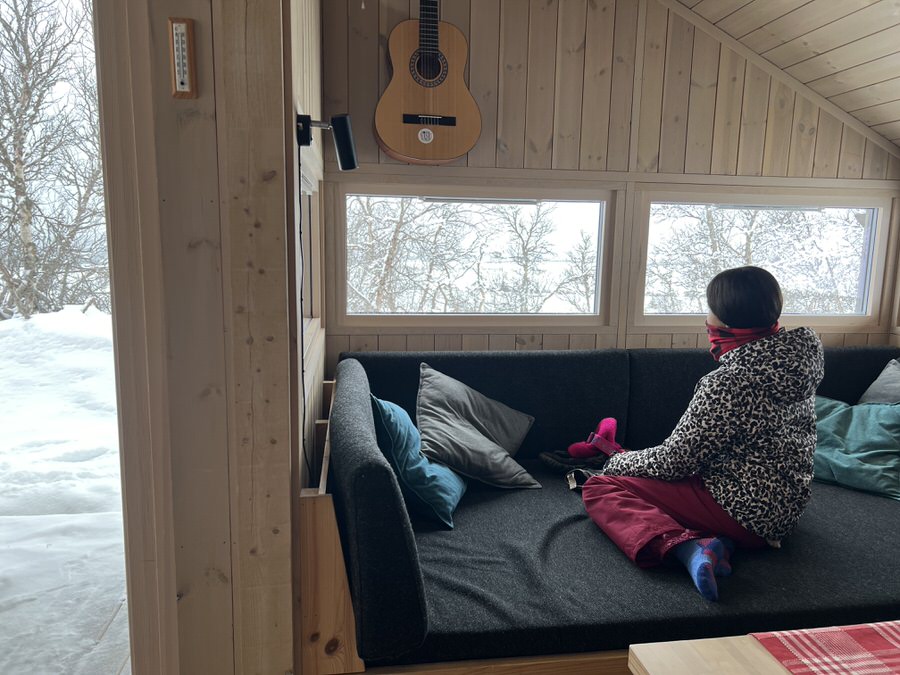 So hübsch sind die Hütten des DNT in Norwegen! Gitarre inklusive.... (Bild: Sonja Alefi)