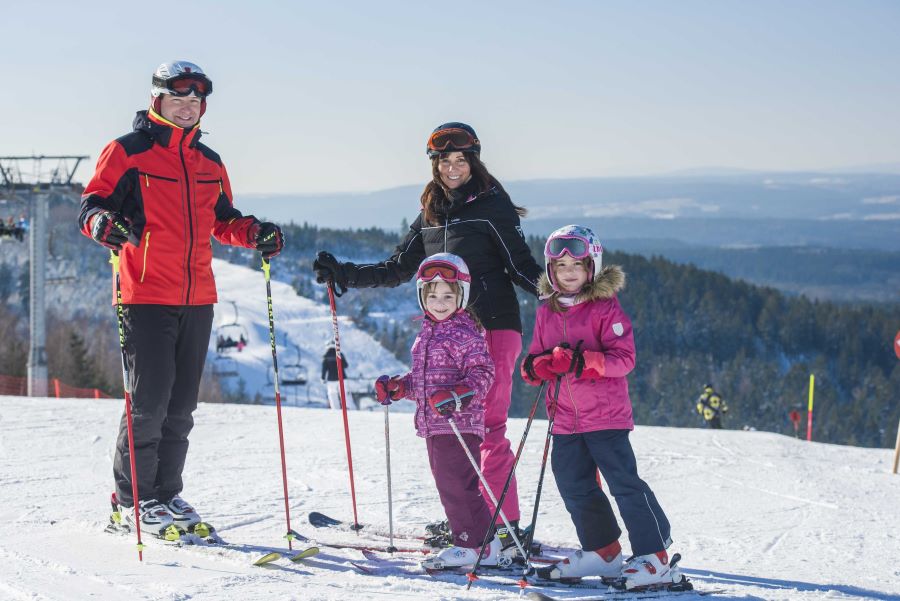 Skifahren-mit-Kindern-im-Vogtland-Skiwelt-Schoeneck-Tourismusverband-Vogtland-Marcus-Dassler