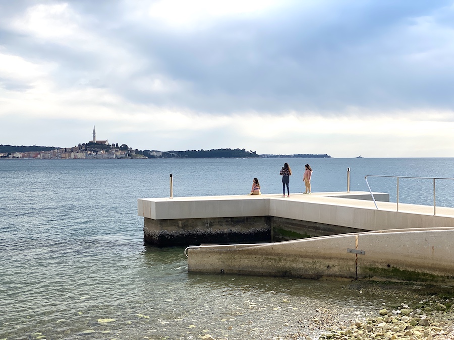 Kroatien mit Kindern: Blick vom Amarin-Strand auf Rovinj (Foto: Sonja Alefi)