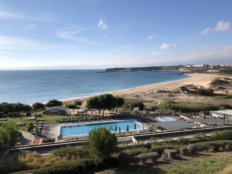 Vom Frühstückstisch aus habt Ihr im Martinhal Sagres Blick auf einen der Pools und aufs Meer (Bild: Martinhal Hotels)