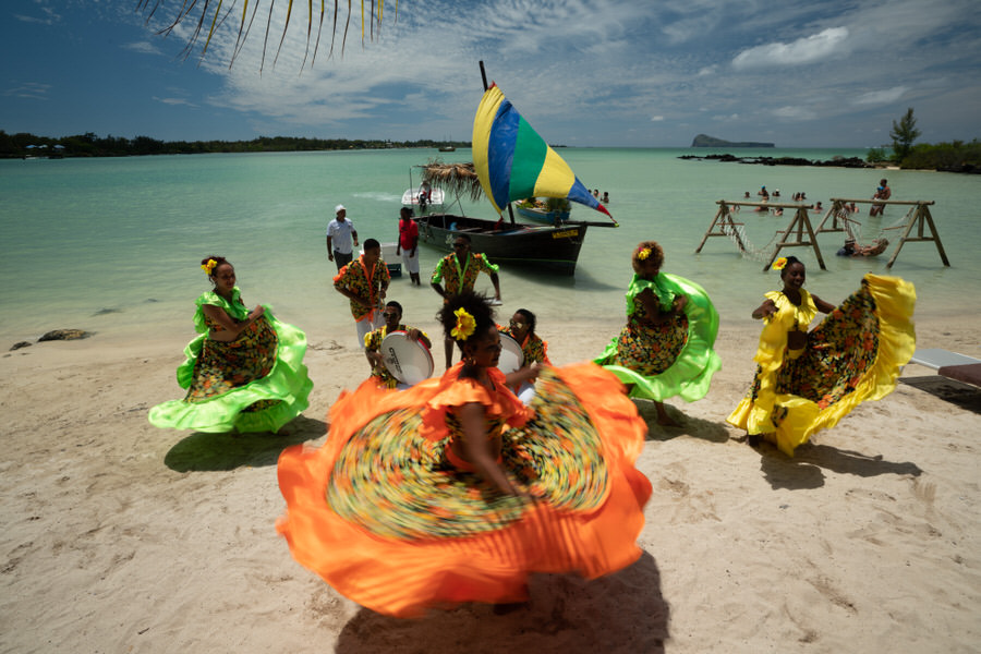 Einheimische tanzen Sega am Strand Foto: © Attitude Hospitality Management Ltd.