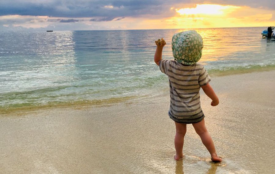 Familienurlaub am Strand auf Mauritius: Im Westen am Trou aux Biches Strand geht die Sonne unter...und wie! Foto: Vanessa Bujak