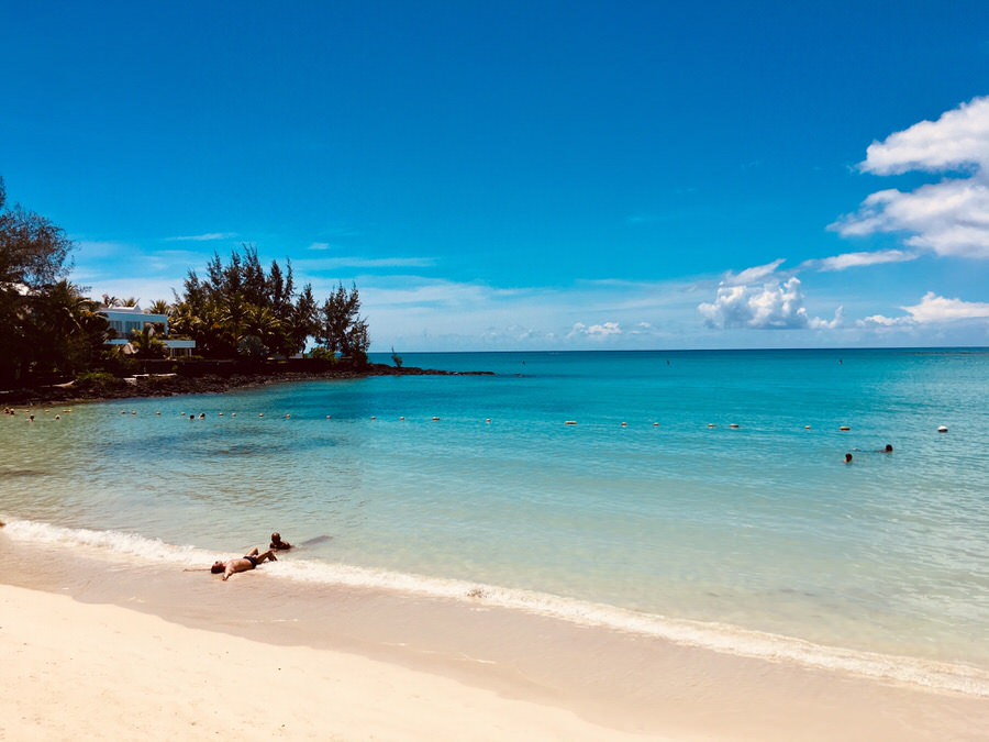 Kinderfreundlicher Traumstrand auf Mauritius: Die meisten Buchten auf Mauritius fallen kinderfreundlich flach ab, wie hier am Pereybere Strand.Foto: Vanessa Bujak