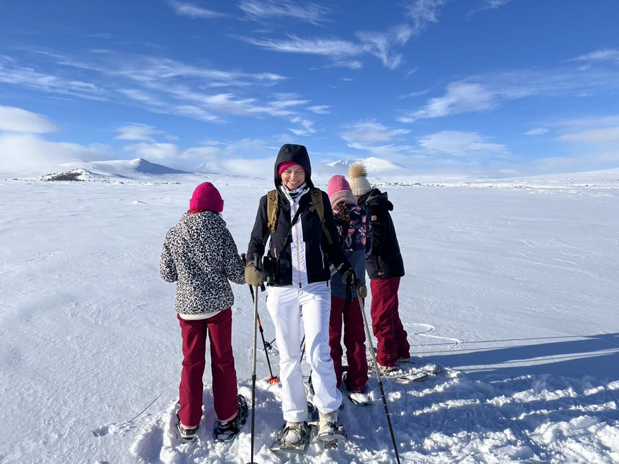 Die Autorin Sonja mit ihren drei Töchtern in Norwegen (Bild: Sonja Alefi)