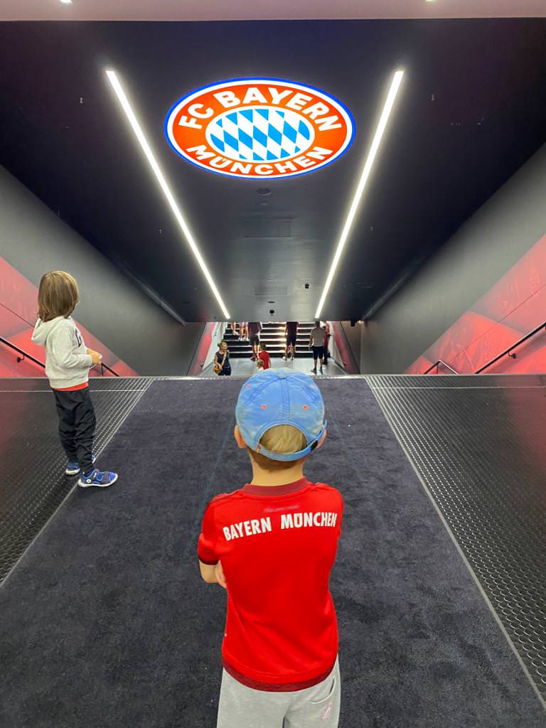 München mit Kindern: Bei einer Tour durch die Allianz Arena fühlt sich Eure Minis fast wie die Profis. 