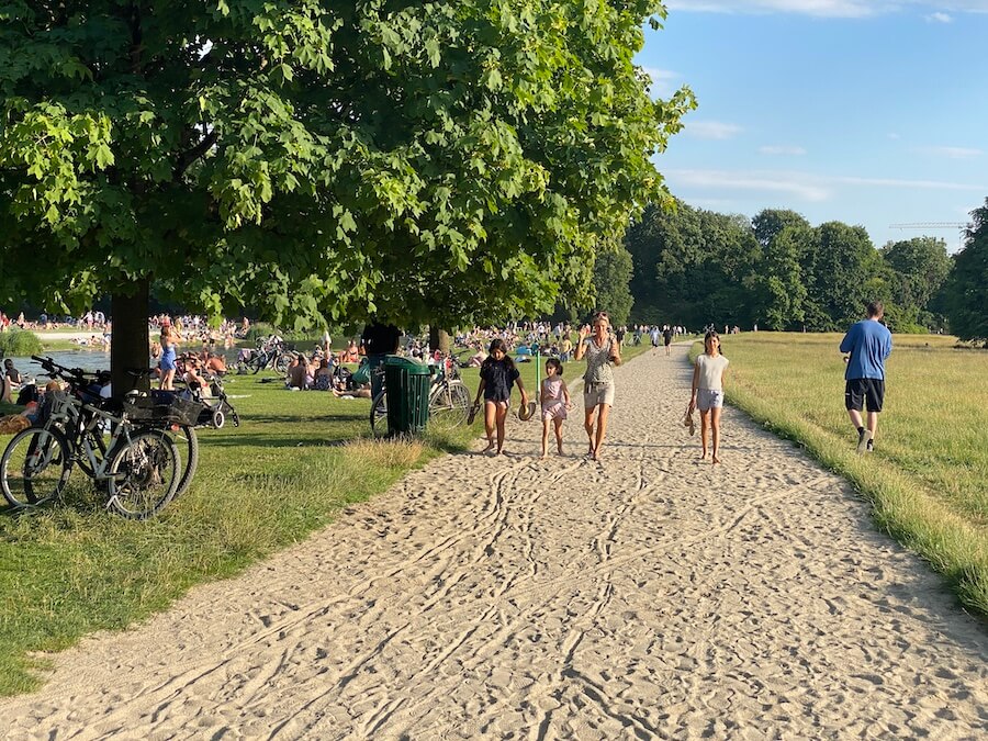 Summer in the City: Der Englische Garten ist gerade am Eisbach recht voll im Sommer. Es wird Ball gespielt, Musik gehört, gefeiert und gelacht... (Foto: Sonja Alefi)