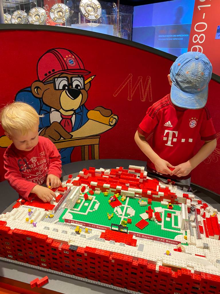 München mit Kindern: Susannes Jungs haben im FC Bayern Vereinsmuseum richtig viel zu entdecken.