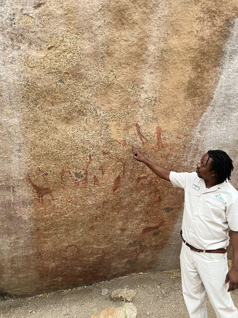 Kules erklärt uns, dass die 2000 Jahre alten Zeichnungen wahrscheinlich eine Art Anleitung für die Umgebung für nachkommende Nomaden waren