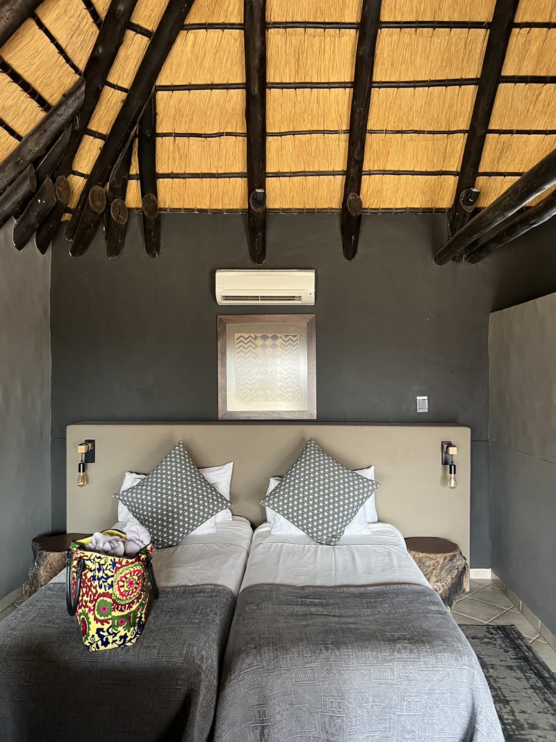Familienreise nach Namibia: Die Zimmer der Ai Aiba Lodge sind gemütlich-traditionell und modern zugleich