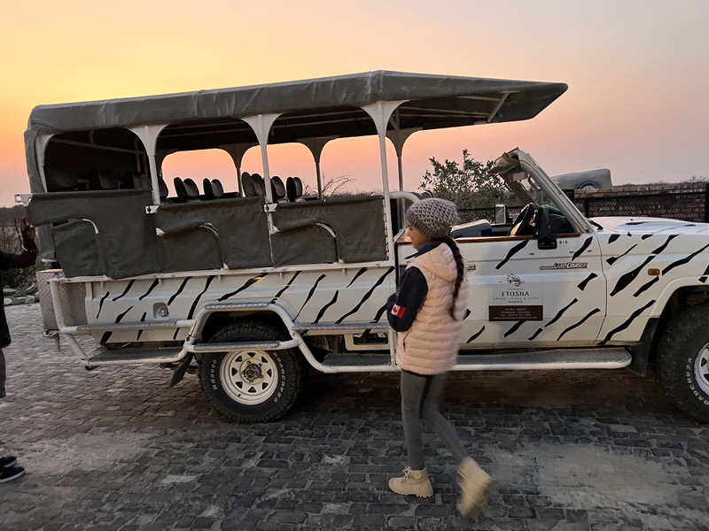 Morgens beim Gamedrive im offenen Jeep braucht es definitiv eine Mütze und eine Daunenjacke in Namibia.