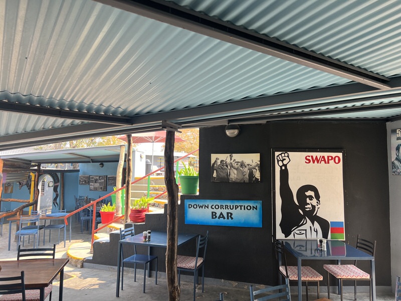 Bilder und Plakate aus der Zeit des namibischen Befreiungskampfes durch die SWAPO zieren die Wände im Etosha Safari Camp