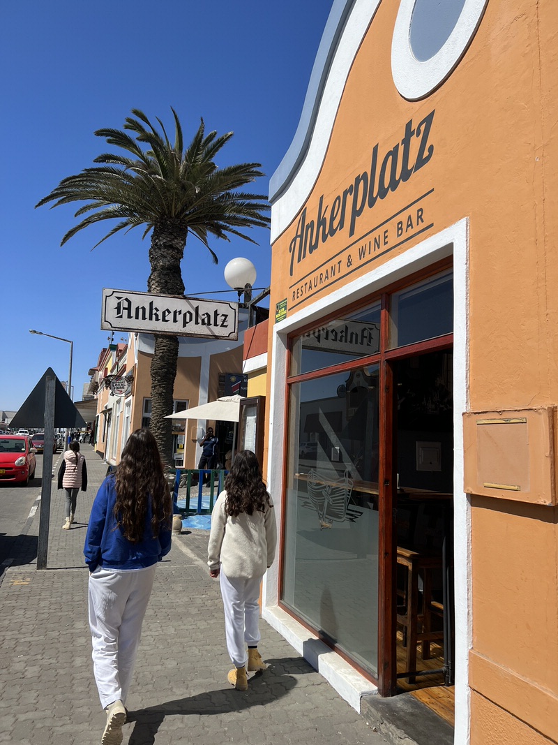 Namibia mit Kindern: Viele Restaurants, Apotheken, Straßen und Plätze haben in Swakopmund deutsche Namen
