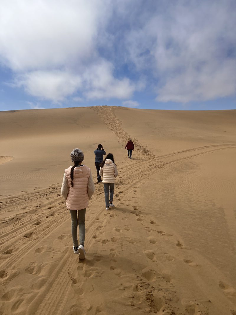 Wüstentour mit den Kindern: Im Gänsemarsch durch die Wüste bei Swakopmund, um nichts kaputt zu machen....